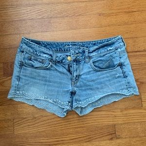 American Eagle white thread detailed mini Jean shorts.